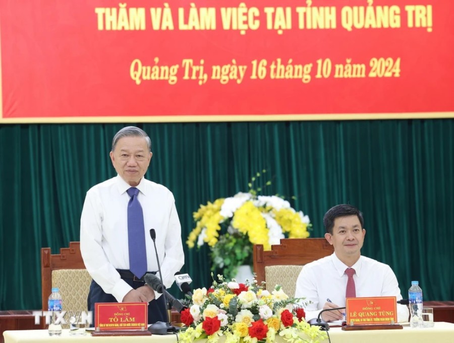 General Secretary and President To Lam works with the Standing Committee of the Quang Tri Provincial Party Committee on the afternoon of October 16. Photo: VNA