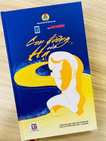 A collection of impressive short stories in the Literary Writing Contest on Trade Union Workers for the period 2021-2023 organized by Lao Dong Newspaper, chaired by the Vietnam General Confederation of Labor in collaboration with the Writers' Association. Photo: Mi Lan