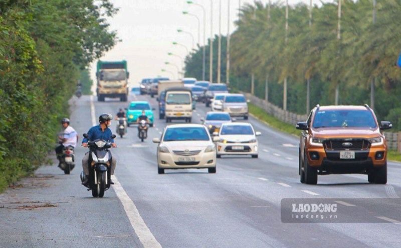 Riding a motorbike on the highway is "very very dangerous, but still go in a hurry"