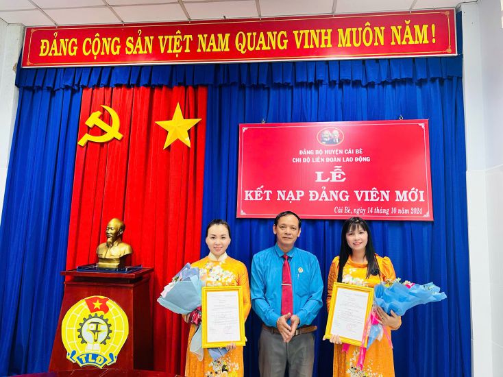 The Party cell of the Cai Be District Labor Federation (Tien Giang Province) organized a Party admission ceremony for Ms. An and Ms. Trang. Photo: Mai Ly