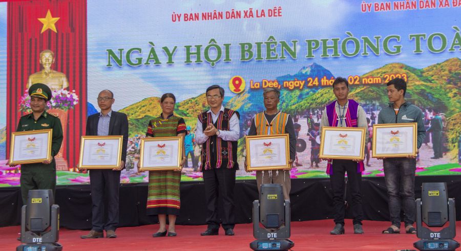 Quang Nam focuses on building a team of ethnic minority cadres from prestigious people in the community. Photo: Nguyen Hoang