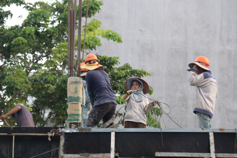 Construction workers, despite their relatively high income, always face many risks. Photo: Phuong Linh