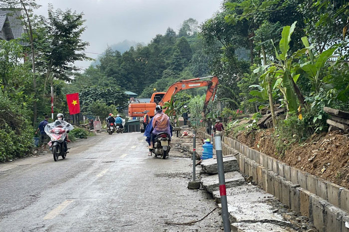 Theo ghi nhan cua Lao Dong ngay 16.10, cong tac xu ly diem den giao thong van dang duoc trien khai tai Quoc lo 4D (Muong Khuong, Lao Cai). Anh: Dinh Dai