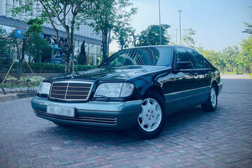 This Mercedes-Benz S280 W140 is equipped with triple-layer glass doors. Photo: Anh Duc