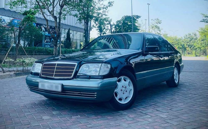 This Mercedes-Benz S280 W140 is equipped with triple-layer glass doors. Photo: Anh Duc