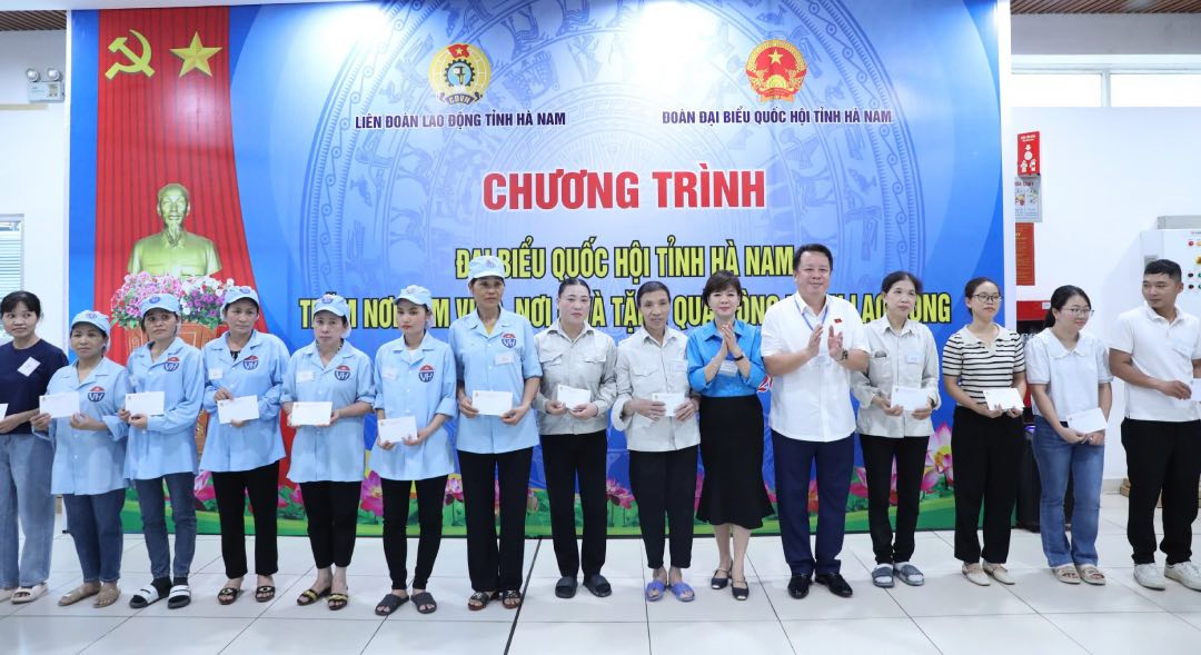 Leaders of the provincial National Assembly Delegation and representatives of the Vietnam General Confederation of Labor presented gifts to union members and workers. Photo: Ha Nam Provincial Confederation of Labor.