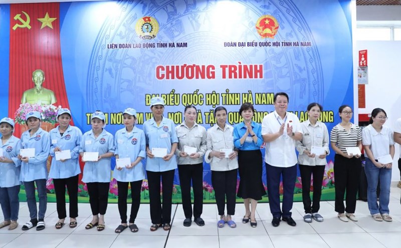 Leaders of the provincial National Assembly Delegation and representatives of the Vietnam General Confederation of Labor presented gifts to union members and workers. Photo: Ha Nam Provincial Confederation of Labor.