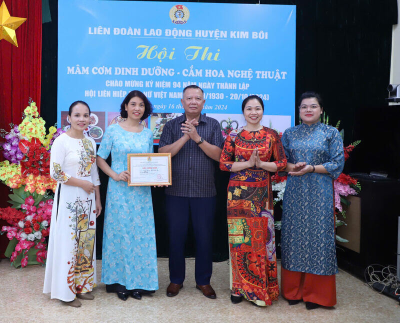 Hoa Binh Provincial Labor Federation awarded prizes to the winning unit of the "Nutritious Meal and Artistic Flower Arrangement" Contest. Photo: Minh Chuyen