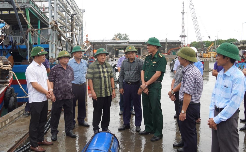 Quang Tri provincial leaders inspect the handling of IUU fishing. Photo: Tien Nhat.