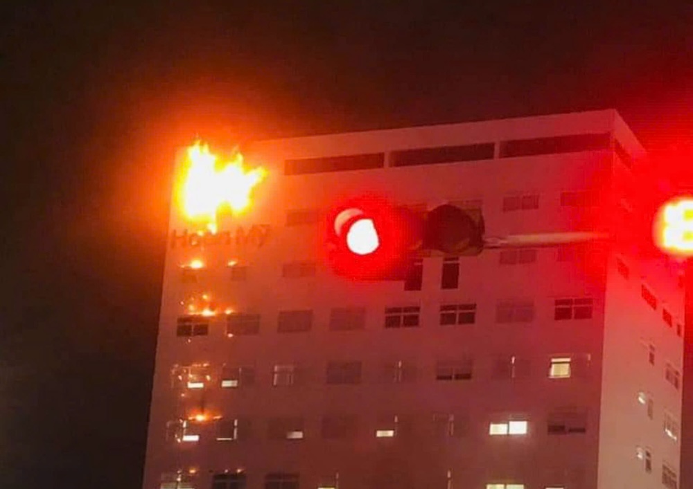 The signboard at Hoan My Da Nang Hospital caught fire, many patients panicked. Photo: Nguyen Linh