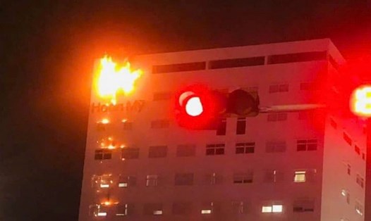 Cháy biển hiệu ở Bệnh viện Hoàn Mỹ Đà Nẵng, nhiều bệnh nhân hốt hoảng. Ảnh: Nguyễn Linh