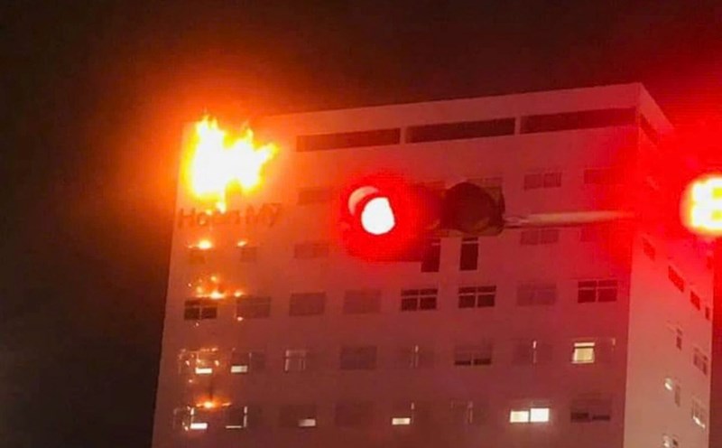 The signboard at Hoan My Da Nang Hospital caught fire, many patients panicked. Photo: Nguyen Linh