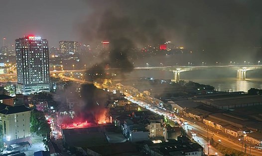 Đám cháy nhìn từ xa. Ảnh: Quang Minh Quang Anh