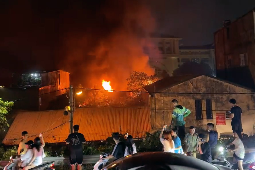 Fire flares up again in warehouse fire in Hanoi