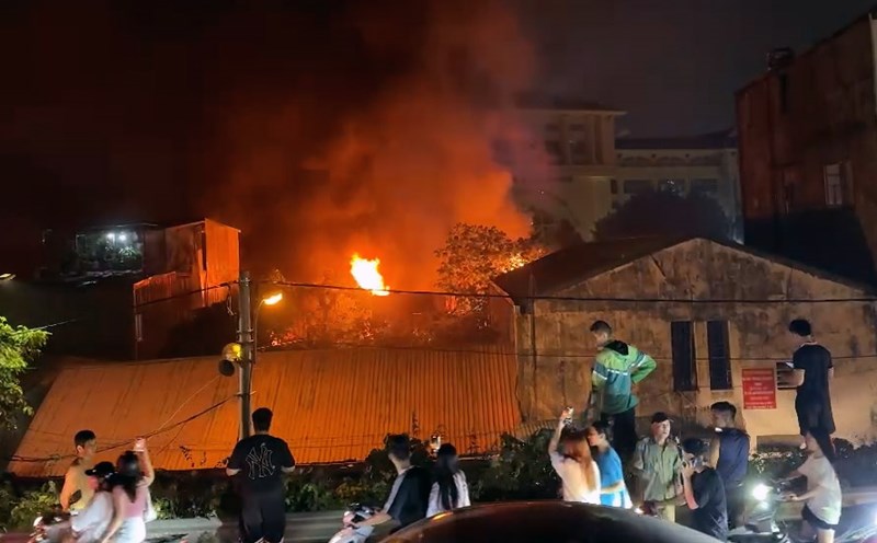 Fire flares up again in warehouse fire in Hanoi