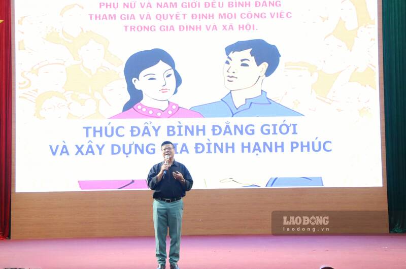 Chuyen gia tam ly Dinh Doan tu van tai hoi nghi. Anh: Lam Thanh