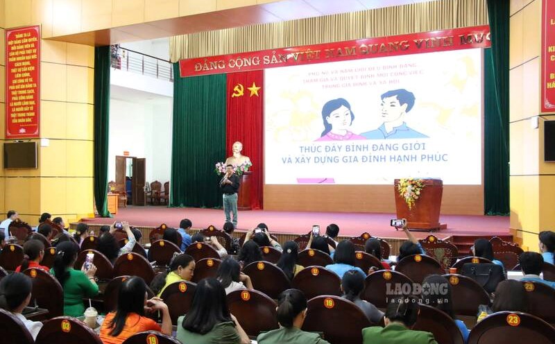 Symposium on building women of the new era. Photo: Lam Thanh