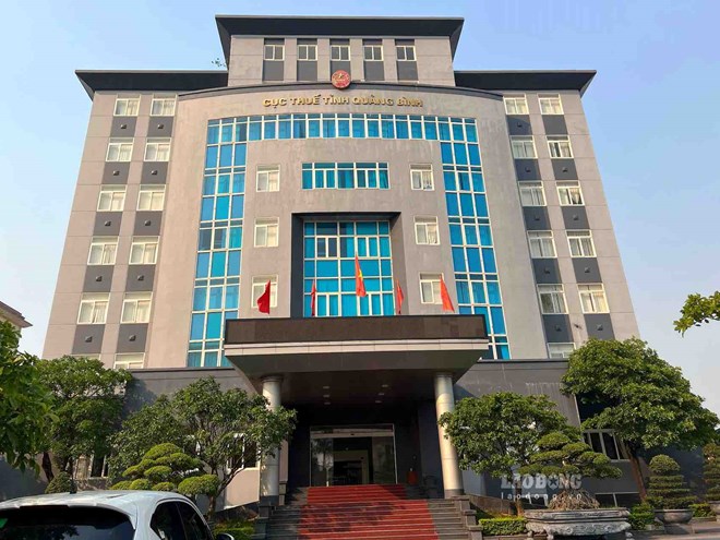 Nearly 80 people in Quang Binh were temporarily suspended from leaving the country due to not fulfilling their tax obligations. Photo: Cong Sang
