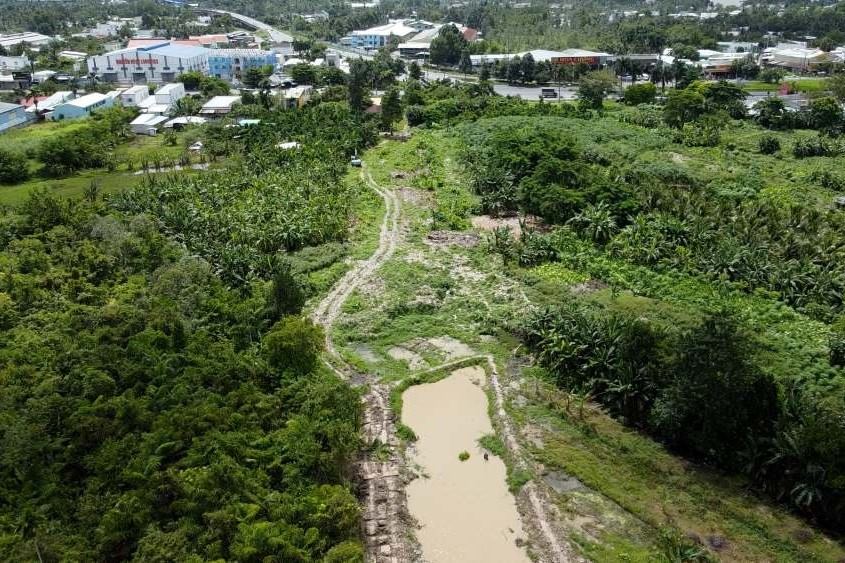 The landfill blocking the Can Tho - Ca Mau highway will be relocated. Photo: Ta Quang