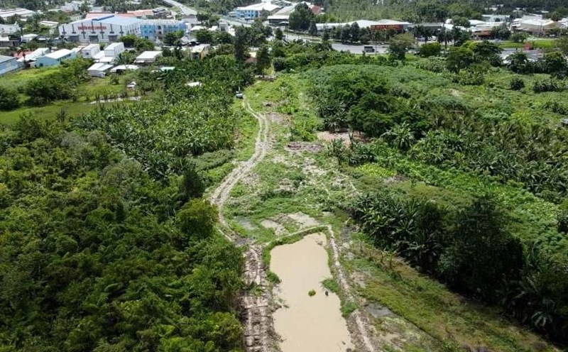 The landfill blocking the Can Tho - Ca Mau highway will be relocated. Photo: Ta Quang