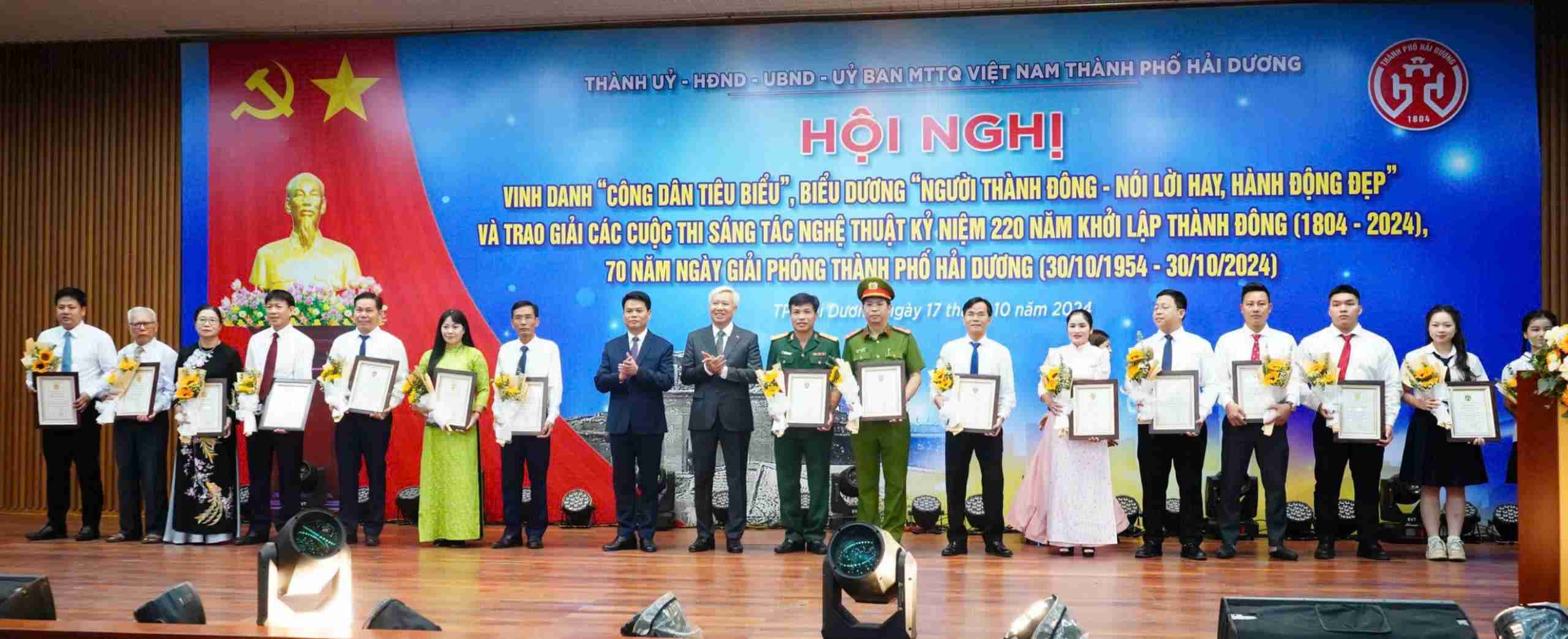 Hai Duong City People's Committee awarded the title "Outstanding Citizen" to 16 individuals. Photo: Cong Hoa