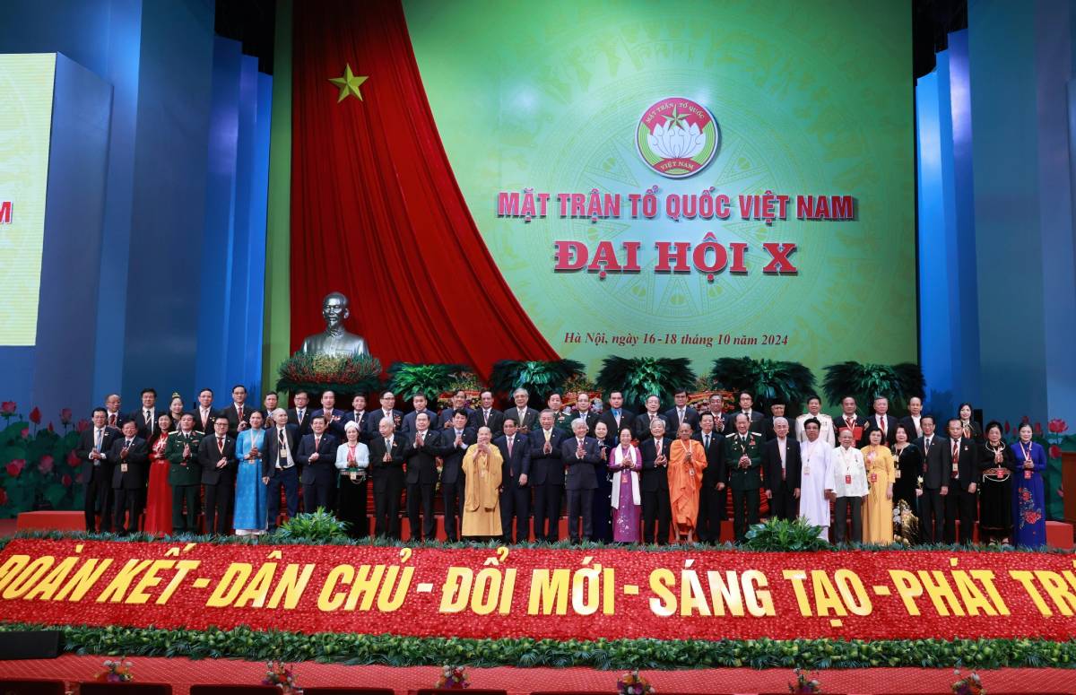 Lanh dao Dang, Nha nuoc chup anh voi cac dai bieu tai dai hoi. Anh: Hai Nguyen