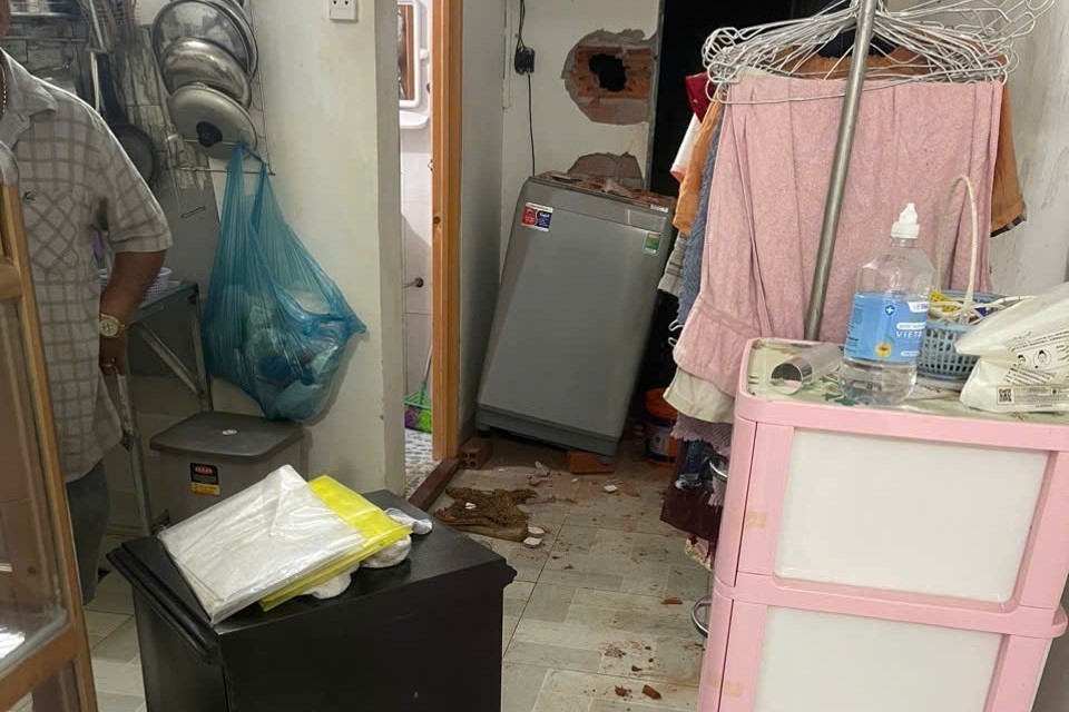 Kẻ gian phá tường để đột nhập vào nhà trộm cắp tài sản. Ảnh: Công an cung cấp