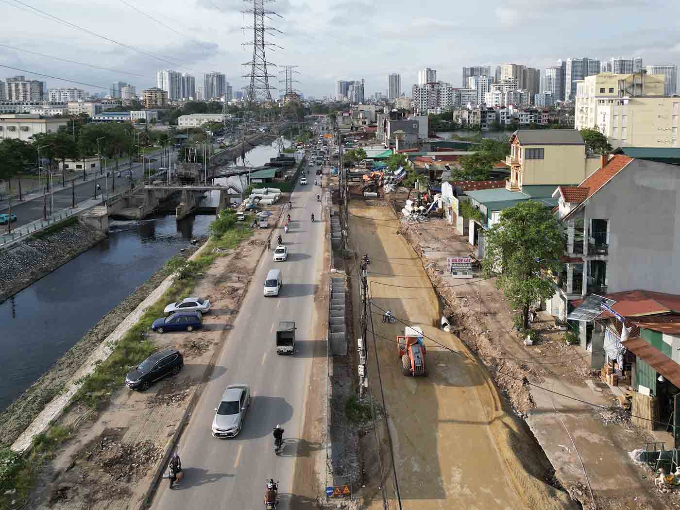 The contractor is expanding Tam Trinh Street (Hoang Mai, Hanoi) in some sections where the ground has been cleared. Photo: Huu Chanh