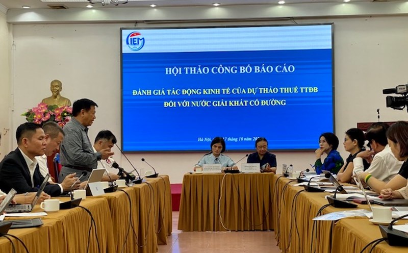 Experts give their opinions on imposing special consumption tax on sugary drinks. Photo: Thuy Linh