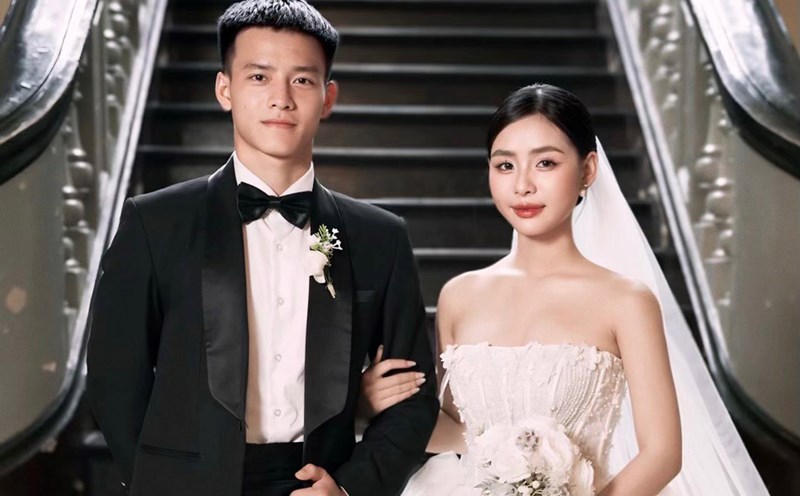 Vietnam U23 player - Nguyen Thanh Nhan announced that he is about to get married. Photo: FBNV