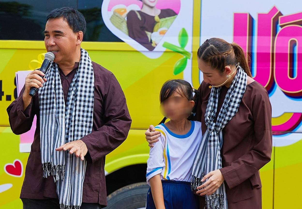 Quyen Linh was moved by the strong-willed 6th grade girl. Photo: Producer