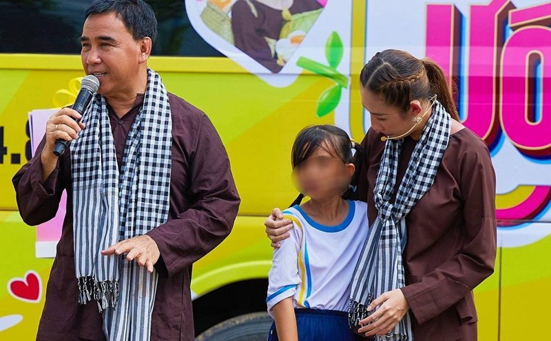 Quyen Linh was moved by the strong-willed 6th grade girl. Photo: Producer