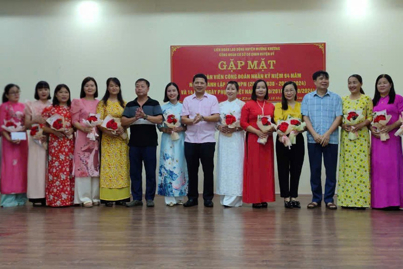 Giving flowers to congratulate female union members of Muong Khuong district (Lao Cai) on October 20. Photo: Dao Hien