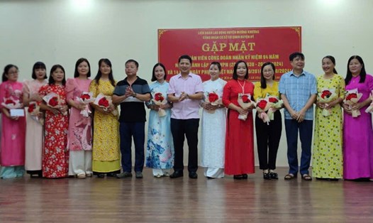 Tặng hoa chúc mừng các nữ đoàn viên Công đoàn huyện Mường Khương (Lào Cai) nhân ngày 20.10. Ảnh: Đào Hiền