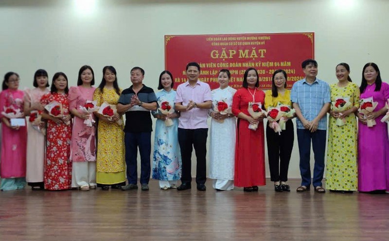 Giving flowers to congratulate female union members of Muong Khuong district (Lao Cai) on October 20. Photo: Dao Hien