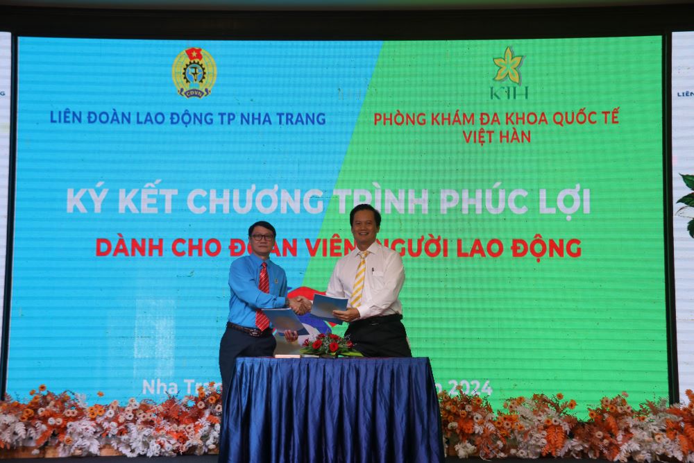 Nha Trang City Labor Federation signed a health care benefit program exclusively for union members. Photo: Phuong Linh