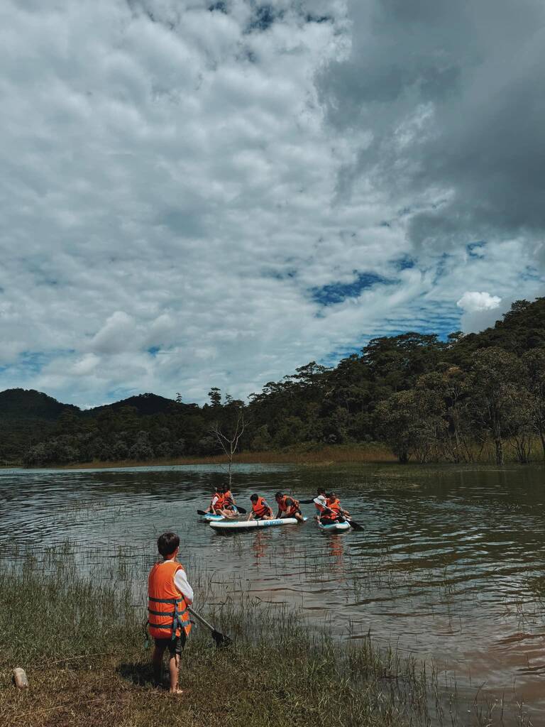 Trong chuyen di, ong xa cung giup do “ngoc nu” cung cham soc cac con. Doanh nhan Louis Nguyen khong ngan ngai diu con tren vai, trekking ca mot quang duong dai trong rung thong. Anh: FBNV