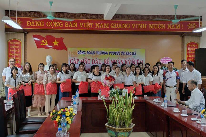 The Trade Union of Bao Ha Primary School for Ethnic Minorities presented flowers and gifts to congratulate the women. Photo: Bich Hiep