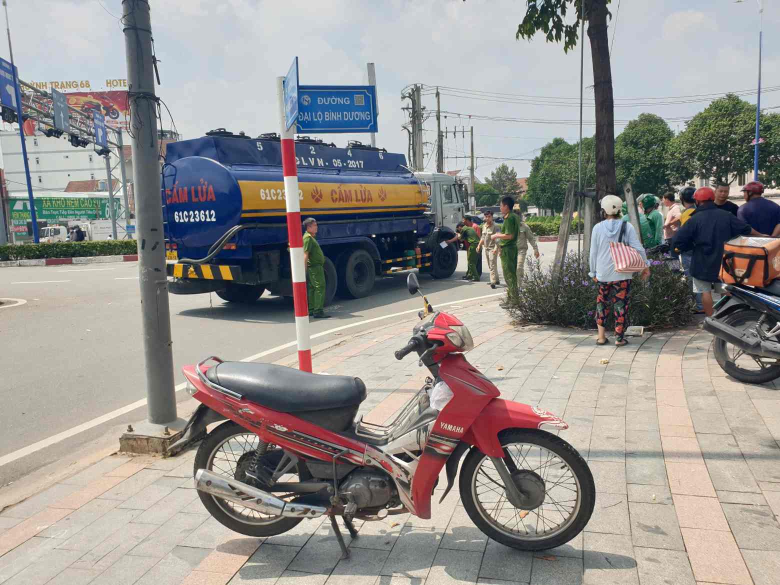 The scene of the accident between a tanker truck and a motorbike that killed a woman selling lottery tickets. Photo: Dinh Trong