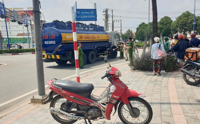 The scene of the accident between a tanker truck and a motorbike that killed a woman selling lottery tickets. Photo: Dinh Trong