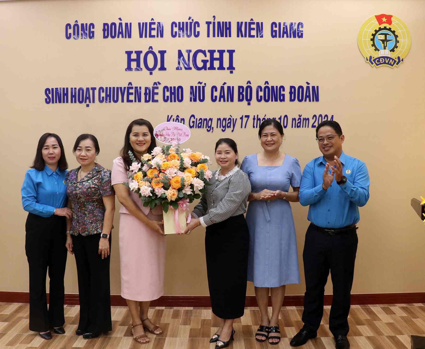 Mr. Nguyen Quoc Hung, Chairman of the Kien Giang Provincial Civil Servants' Union, presented flowers to congratulate female union members, civil servants, public employees, and workers. Photo: Huy Hai