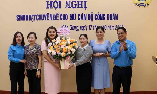 Ông Nguyễn Quốc Hùng, Chủ tịch Công đoàn Viên chức tỉnh Kiên Giang tặng hoa chúc mừng nữ đoàn viên, công chức, viên chức, lao động. Ảnh: Huy Hải