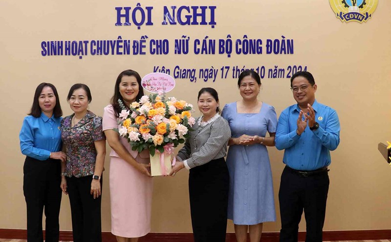 Mr. Nguyen Quoc Hung, Chairman of the Kien Giang Provincial Civil Servants' Union, presented flowers to congratulate female union members, civil servants, public employees, and workers. Photo: Huy Hai