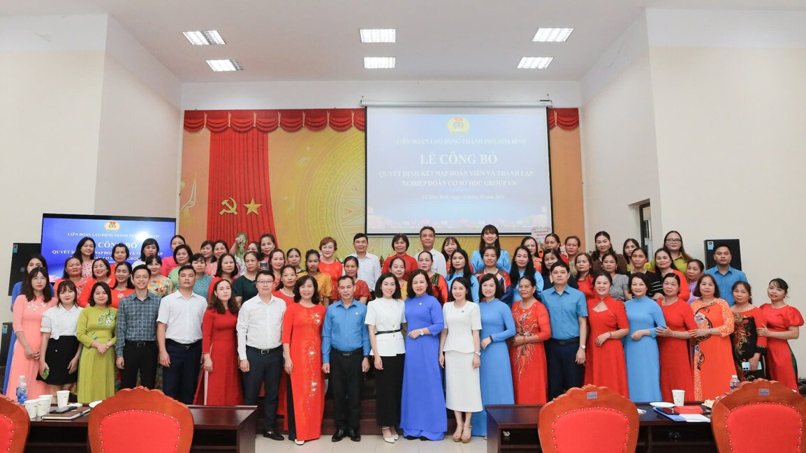 Hoa Binh City Labor Federation established a union with more than 100 workers. Photo: Minh Nguyen