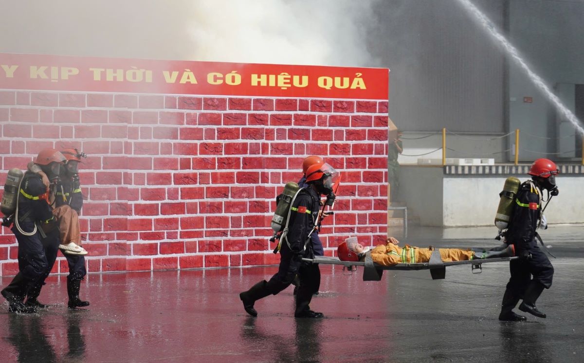 Rehearsal for rescuing victims of suffocation caused by fire. Photo: Tien Nhat