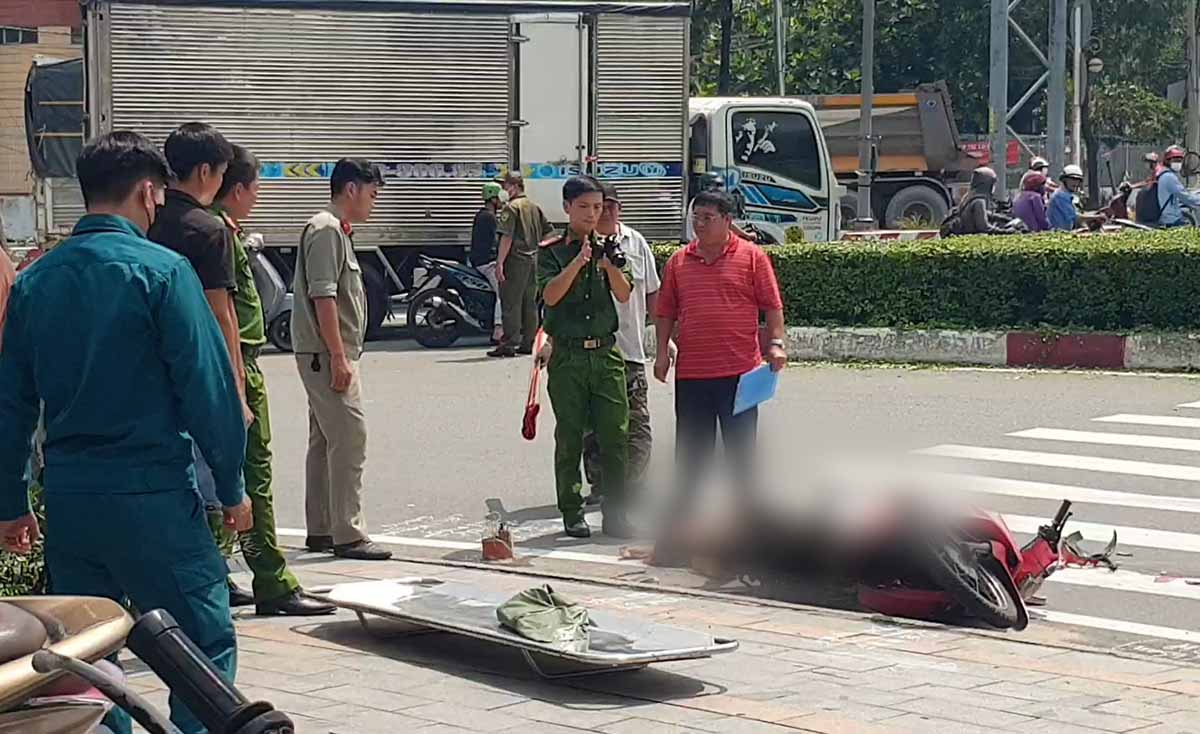 The scene of the tanker truck and motorbike accident that killed a lottery ticket seller. Photo: Dinh Trong