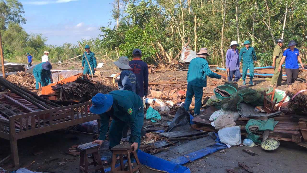 The tornado caused property damage to people in Giong Rieng district. Photo: Giong Rieng District Military Forces