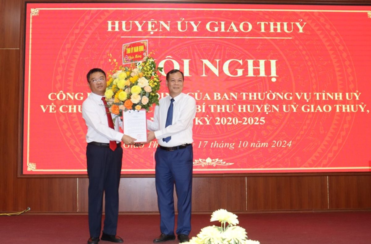 Standing Deputy Secretary of Nam Dinh Provincial Party Committee Le Quoc Chinh presented the Decision and flowers to congratulate the new Secretary of Giao Thuy District Party Committee. Photo: Giao Thuy District Portal