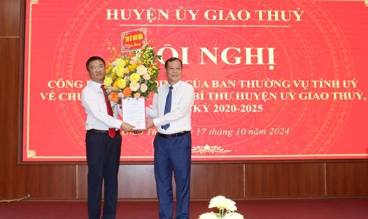 Phó Bí thư Thường trực Tỉnh ủy Nam Định Lê Quốc Chỉnh trao Quyết định và tặng hoa chúc mừng tân Bí thư Huyện ủy Giao Thủy. Ảnh: Cổng TTĐT huyện Giao Thủy