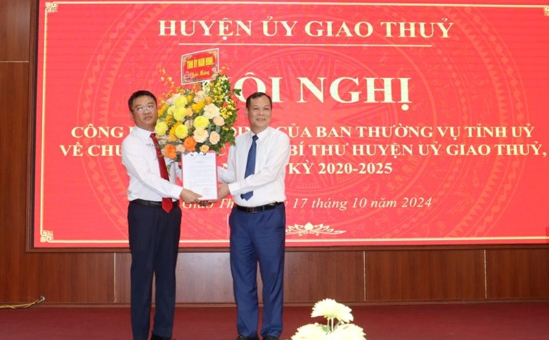 Standing Deputy Secretary of Nam Dinh Provincial Party Committee Le Quoc Chinh presented the Decision and flowers to congratulate the new Secretary of Giao Thuy District Party Committee. Photo: Giao Thuy District Portal